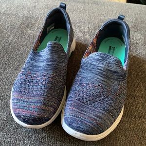 Sketchers Women Air Cooled Goga Mat slip on. Size 8.5. Navy/multi color. Used.